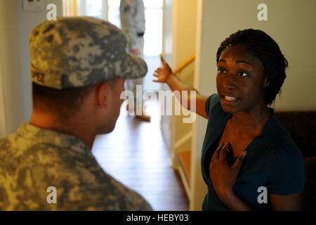 United States Army SPC. Kandace Grandberry, technichian administratives et le Sgt. Jose Lopez, agent de la police militaire, à la fois avec 17e Détachement de la Police militaire, 4-10ème bataillon d'infanterie, 171e Brigade d'infanterie, participer à un scénario de la violence domestique au cours de la 3e édition du circuit. James Boyed, Jr., Concours Top Cop Fort Jackson, L.C. (le 4 juin 2012.Cette année, les concurrents de l'armée ont été rejoints par les deux Air Force et civils des forces de l'ordre de livrer concurrence pour le très convoité prix Top Cop. (U.S. Air Force photo par un membre de la 1re classe Logan Brandt/libérés) Banque D'Images