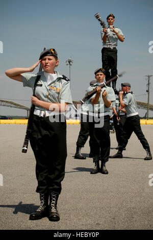 Les cadets de l'armée ROTC Junior du Port de l'air secondaire ; la concurrence dans l'exercice Top Gun Rencontrez tenue à McEntire Joint National Guard Base le 17 avril. Plus de 20 de la Caroline du Sud, les écoles secondaires de ROTC Junior percer les équipes s'affrontent dans un certain nombre de percer et de cérémonie et jugé par catégories, de l'Armée nationale de l'armée et de la Garde nationale aérienne des bénévoles. Banque D'Images