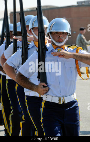 Air Force ROTC Junior cadets de Spring Valley High School la concurrence dans l'exercice Top Gun Rencontrez tenue à McEntire Joint National Guard Base le 17 avril. Plus de 20 de la Caroline du Sud, les écoles secondaires de ROTC Junior percer les équipes s'affrontent dans un certain nombre de percer et de cérémonie et jugé par catégories, de l'Armée nationale de l'armée et de la Garde nationale aérienne des bénévoles. Banque D'Images