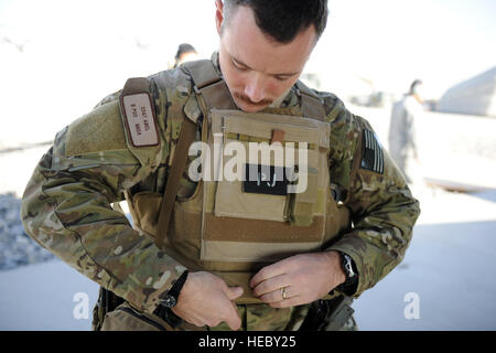 Le sergent de l'US Air Force. Demian Abel, un cavalier de sauveteurs-parachutistes de la 66e Escadron de sauvetage expéditionnaire, prépare avant le décollage, le 9 janvier, à l'aérodrome de Kandahar, Afghanistan. L'HH-60G Pave Hawk membre de l'équipage répond à une demande d'évacuation médicale. (U.S. Le s/Forcephoto l'air. Manuel J. Martinez/libérés) Banque D'Images