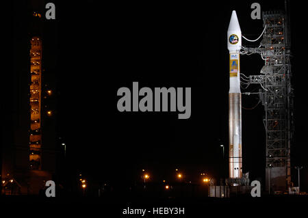 Une fusée Atlas V se trouve sur le complexe de lancement spatial 3 à la base aérienne de Vandenberg, en Californie, le 12 mars lors des opérations de recul de la tour, marquant le premier lancement de l'année sur la côte ouest avec le soutien de la 30e escadre spatiale et des organisations spatiales associées. Banque D'Images