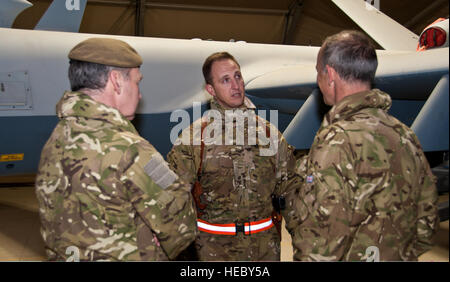 Un pilote américain, centre, avec le 62e Escadron de reconnaissance de la Force expéditionnaire du Canada (ERS), parle à la Royal Air Force (RAF) Le Général Nicholas Houghton, gauche, le Vice-chef d'état-major de la défense des forces armées britanniques, et RAF Air Marshal Steve Hillier à propos de l'escadron ?s affecté MQ-9 Reaper drones au cours de Houghton ?s le 23 janvier, 2012 visite, à l'aérodrome de Kandahar, Afghanistan. Plusieurs membres de la RAF ont été rattachées à la 62e ERS et a volé un MQ-9 pendant les opérations de reconnaissance. (U.S. Air Force photo de David Carbajal SSgt/libérés) Banque D'Images