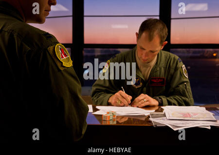 B-52H Stratofortress pilotes affectés à la 96e Bomb Squadron recevoir un briefing avant un vol d'entraînement, le 18 avril, à base aérienne de Barksdale, en Louisiane La formation donne aux pilotes l'occasion de mettre en pratique et démontrer les B-52H capacité de frappe conventionnelle. Banque D'Images