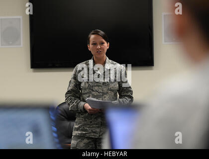 ALTUS AIR FORCE BASE, en Oklahoma - Technologie de l'US Air Force. Le Sgt. Christy Baumgardner, 97e Escadron de soutien de la Force aérienne du Leadership School instructeur, parle aux étudiants au cours d'une conférence dans une salle de classe de la SLA, le 28 janvier 2014. Au cours de la période de cinq semaines, la haute classe aviateurs apprennent à devenir des leaders efficaces, de la supervision de la Marine et de devenir de meilleurs communicateurs. (U.S. Photo de l'Armée de l'air par la Haute Airman Levin Boland/libérés) Banque D'Images