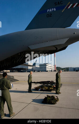 Les aviateurs américains avec le 86e Escadron d'évacuation aéromédicale patients simulés de chargement à bord d'un C-17 Globemaster III affectés à la force multinationale de Heavy Airlift Wing avant un vol d'entraînement à la base aérienne de Ramstein, en Allemagne, le 25 juillet 2012. Le vol est dirigé à Tbilissi, Géorgie. (U.S. Air Force photo par le Sgt. Wayne Clark/libérés) Banque D'Images