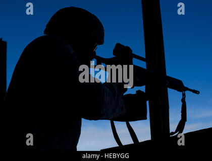 Un membre de la 49e Escadron des Forces de sécurité déclenche l'assaut allemand G36 à la base aérienne de Holloman, N.M., novembre 12. Aviateurs Holloman et l'aviation allemande se sont retrouvés à l'installation de maintenance des armes de combat et d'armes à améliorer une qualification d'obligations déjà établi. Chaque armée de l'air avait une chance de tirer leurs armes avec la chance de gagner l'adresse au tir de l'Armée de l'air, ruban ou la Force aérienne allemande l'adresse au tir d'un insigne, Schutzenschnur. (U.S. Photo de l'Armée de l'air par la Haute Airman Leah Ferrante/libérés) Banque D'Images