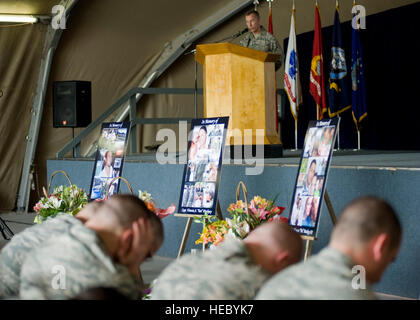 Le lieutenant-colonel Michael Butler, 376e escadre expéditionnaire aérienne aumônier, parle pendant un service commémoratif le 9 mai 2013, au centre de transit de Manas (Kirghizistan). Plus de 300 membres ont assisté à des services et d'accompagner leurs frères et sœur dans les bras. (U.S. Air Force photo/Le s.. Stéphanie Rubi) Banque D'Images