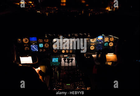 U.S. Air Force Le Capt David Reed et le Capt Justin nord, 32d de l'Escadron de ravitaillement en vol KC-10 Extender pilotes, voler un KC-10 tout en se préparant à faire le plein d'un C-17 Globemaster III sur l'océan Atlantique au cours de 2015, moment Trident 3 novembre 2015. Sans la capacité de ravitaillement en vol du KC-10, le C-17 n'aurait pas assez de carburant pour faire tout le chemin à l'Espagne en provenance des États-Unis (U.S. Air Force photo de Douglas SSgt Ellis/libérés) Banque D'Images