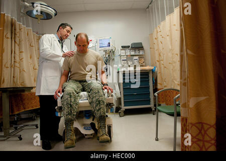 Sean Harap, Tripler Army Medical Center, le médecin effectue un examen physique pour l'US Air Force Le Capitaine Joshua Gscheidmeier, 128e Escadre de ravitaillement en vol, à Tripler Army Medical Center 8 mai 2014, à Honolulu. La ligne d'avis de l'infirmière est mis à offrir une alternative aux bénéficiaires TRICARE obtenir des soins médicaux à compter du 30 mai. L'avis a été conçue pour offrir aux patients un moyen de recevoir de l'information, l'évaluation médicale, l'orientation et de soins avant de choisir si oui ou non la visite d'une salle d'urgence est nécessaire. (U.S. Photo de l'Armée de l'air par le sergent. Christopher Hubenthal) Banque D'Images