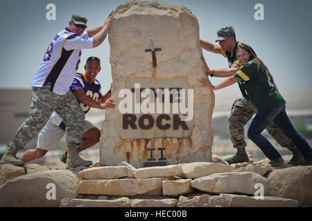 Minnesota Vikings fans et déployé des soldats américains l'Adjudant-chef 4 Joel Gordon et la CPS. Nielsen lance un peu ripostes de U.S. airmen et Green Bay Packers fans 1er lieutenant Nathan Wallin et le sergent. Stephanie dans le 386e escadre expéditionnaire aérienne's 'Rock' Dimanche, 25 août 2013. Gordon, un Dassel, Minn., indigène, est un pilote de C-12 stationnés avec détachement 51 at Joint Base Lewis-McChord. Il vit actuellement à l'état de Washington. Nielsen, un saint Paul, Minn., indigène, est un spécialiste des opérations de l'aviation avec détachement 39 Facilité de soutien de l'aviation de l'armée au numéro 1 de l'Armée du Minnesota Banque D'Images