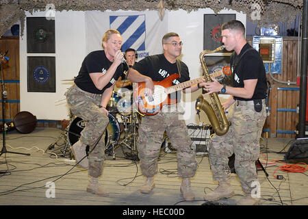 Membres de la 3ème Division d'infanterie Band Rock au cours de la Fête du travail barbecue pour les militaires américains en poste au Siège de l'appui résolu, Kaboul, Afghanistan. Chanteur, Sgt. 1re classe Dana Fischl, joueur de guitare basse le s Jovanny Quinones et SPC. Daniel Rogers sur sax mix it up alors que le batteur Brian Spc Niswonger garde le rythme. L'Élément de soutien national aux États-Unis pour HQ RS, également partie de la 3ème Division d'infanterie, a accueilli le barbecue qui a été suivie par l'armée, la marine, la Force aérienne, maritime, Département de la défense des civils et les entrepreneurs, et plusieurs partenaires de coalition curieux au service de la Banque D'Images