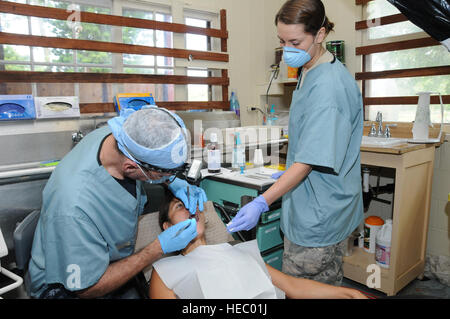 Capitaine Anthony Batko, opérationnel de l'unité de soutien de l'hôpital, Bethesda, MD, et les cadres supérieurs d'un membre de la Fève, Amanda 110st Groupe médical, Michigan Air National Guard fournit des soins dentaires à un résident hawaïen dans le cadre de la préparation des soins Tropic, 6 mars. Formation à la préparation des soins Tropic est composée de militaires actifs des Forces armées des États-Unis d'inclure le service actif, de la Réserve et de la Garde nationale membres qui offrent des services médicaux gratuits et la conduite et l'état de préparation au déploiement de la formation pendant qu'avant déployés dans l'île de mal desservies médicalement Kaua'i, Hawaii, du 10 févr. 26 thr Banque D'Images