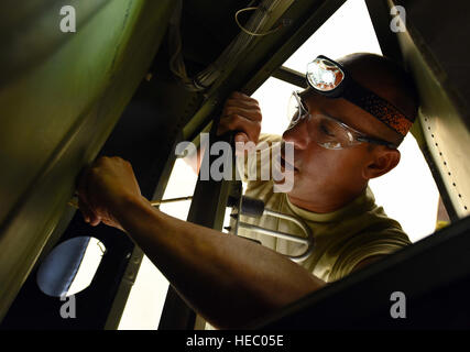 Systèmes de mission Navigation Communication Tech. Le Sgt. Pedro Padilla du 156e groupe de maintenance, Puerto Rico Air National Guard, un dessiccant pression radar changements conçus pour fournir une protection contre l'humidité dans un C-130 sur la base de la Garde nationale aérienne Muñiz 21 juillet 2015. (U.S. Photo de la Garde nationale aérienne par le sergent. Pablo Pantoja /libéré) Banque D'Images