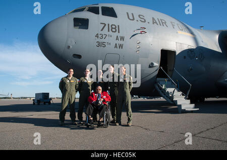 Le Lieutenant-colonel Tuskegee Airman Hiram Mann pose avec des aviateurs à l'extérieur d'un C-17 Globemaster III le 2 novembre 2012 à Joint Base Charleston - Air Base, L.C. (saisie de l'Army Air Corps comme une élève de l'aviation en 1942, Mann a été affecté à la 100e Escadron de chasse du 332e Groupe de chasse, le feu arrière rouge anges, en Italie. Il pilotait le P-40 Warhawk' et 'le P-47 Thunderbolt' 'aéronef de type de chasse, et de l'essai dans un B-25 Mitchell bomber 'Billy', 'un C-47-gooney bird', et un C-45 Expediter 'avions cargos. (U.S. Air Force photo/Navigant de première classe Ashlee Galloway) Banque D'Images