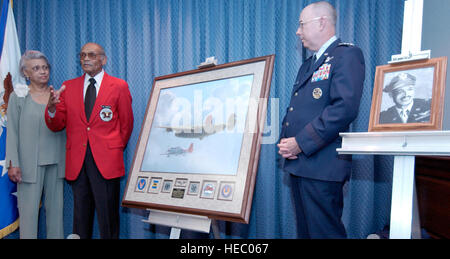 WASHINGTON -- Le Vice-chef de la Force aérienne, le Général T. Michael Moseley (droite) et Jacqueline Weathers (gauche) regardez sur que son mari, le Lieutenant-colonel à la retraite Luc Weathers, décrit l'action représentée dans une peinture en l'honneur du célèbre 332e Fighter Group des aviateurs Tuskegee. Le Colonel Weathers et le Général Moseley dévoilée au cours d'une cérémonie au Pentagone le 24 juin. (U.S. Air Force photo par le Sgt. Jim Varhegyi) Banque D'Images