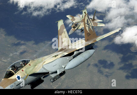 Deux Force-Air La Défense israélien Force F-15D'aéronefs de la défense aérienne de l'aigle la pratique de manœuvres au cours de la mission de formation et d'essai au Nevada gammes, à Nellis Air Force Base (AFB), Nevada (NV), au cours de l'exercice RED FLAG 04-3. L'exercice RED FLAG est un exercice d'entraînement de combat réaliste impliquant les forces aériennes des États-Unis et de leurs alliés. Banque D'Images