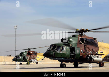 Deux hélicoptères Mi-17 Hip iraquien par stand 20 décembre pour une mission d'évacuation sanitaire aérienne de l'Armée de l'air à l'hôpital Théâtre Joint Base Balad, de l'Iraq. Trois patients irakiens ont été transportés de Balad à la 86e Hôpital de Soutien au Combat à Bagdad. C'était la deuxième fois que la force aérienne irakienne a procédé à une évacuation aéromédicale de Balad. (U.S. Air Force photo/un membre de la 1re classe Jason Epley) Banque D'Images