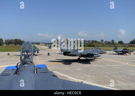 U.S. Air Force F-15E Strike Eagles affecté à la 492e Escadron de chasse de la Royal Air Force Lakenheath, Angleterre, taxi jusqu'à la piste, le 4 avril 2016, au cours de l'effort 16 Iniohos à Andravida Air Base, la Grèce. Douze F-15E de l'escadron d'avions et environ 260 aviateurs de l'US Air Force participent à l'événement de formation, qui comprend également les forces aériennes de la Grèce et Israël. (U.S. Air Force photo de Tech. Le Sgt. Eric Burks/libérés) Banque D'Images