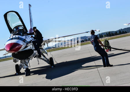 Les Thunderbirds de l'US Air Force d'avions tactiques des équipes de maintenance d'effectuer des inspections pré-vol sur un F-16 Fighting Falcon pendant 2014 SkyFest à Fairchild Air Force Base, dans l'État de Washington, le 30 mai 2014. Les Thunderbirds ont piloté le F-16 Fighting Falcon depuis août 1982, plus de la moitié de l'histoire de l'équipe. Fairchild est SkyFest du salon et chambre ouverte, donnant à la communauté locale et régionale l'occasion de voir des aviateurs et nos ressources. En général, l'événement attire plus de 150 000 personnes. 2008 SkyFest, mis en place par les Blue Angels, a été le plus grand événement organisé en Spokane depuis l'Exposition Universelle 1974 Banque D'Images