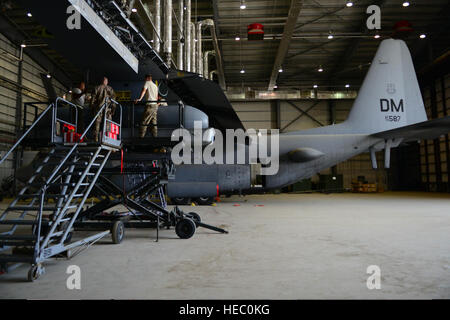 Les aviateurs de l'US Air Force à partir de la 41e Escadron expéditionnaire de combat électronique effectuer la maintenance sur un EC-130H Compass Call aircraft Air à Bagram, en Afghanistan, le 25 août 2014. La 41e EECS procède à un blocage des communications avec l'EC-130H Compass Call aéronefs dans le cadre de l'opération Enduring Freedom. (U.S. Photo de l'Armée de l'air par le sergent. Evelyn Chavez/libérés) Banque D'Images