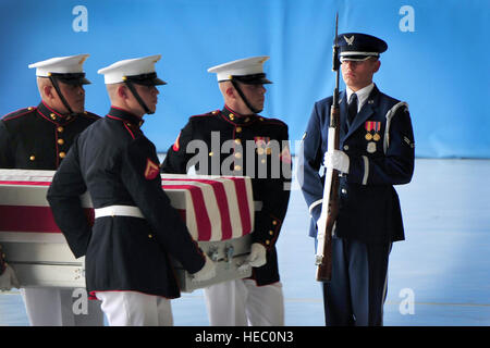 L'United States Air Force Garde de cérémonie de la garde d'honneur présente les armes au cours d'une cérémonie de transfert digne le 14 septembre à Joint Base Andrews, Md. Garde de cérémonie des membres de toutes les directions du Ministère de la Défense a travaillé conjointement pour honorer les membres tués lors des attaques de service au consulat des États-Unis le 11 septembre 2012, à Benghazi, en Libye. (U.S. Photo de l'Armée de l'air par la Haute Airman Steele C. G. Britton) Banque D'Images