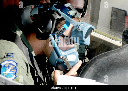 U.S. Air Force Le Capitaine Shaun Hibshman, gauche, avec le 76e Escadron de transport aérien (AS), effectue un contrôle des fichiers en amont de son masque à oxygène avant de décoller pendant le premier vol de l'instructeur cours pilote au C-21A L'unité de formation formelle Learjet à Scott Air Force Base, dans l'Illinois, le 6 juillet 2011. Hibshman a été le premier à voler dans le pilote instructeur cours sous la 458e comme étant donné qu'elle a retrouvé la C-21 à partir de la mission de formation de la 45e comme. (U.S. Photo de l'Armée de l'air par le sergent. Brian J. Valencia/libérés) Banque D'Images