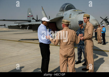 Le colonel de l'US Air Force Robert Nelson, centre, le directeur de l'US Air Forces Central Command Theatre de la Division de la coopération de sécurité marine ; le lieutenant Tom Kilcline, droite, un F/A-18 E/F Super Hornet, pilote de l'Aviation et de la marine de 1ère classe Électricien Adam Jones, deuxième à partir de la droite, de parler avec un invité au cours de la 2014 International de l'aéronautique de Bahreïn à Sakhir Air Base, Bahreïn, le 17 janvier 2014. (U.S. Photo de l'Armée de l'air par le sergent. Stephany Richards/libérés) Banque D'Images
