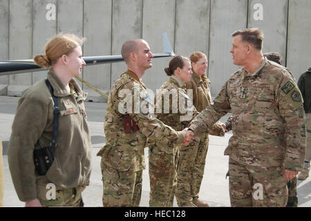 U.S. Air Force Le général Frank Gorenc, droite, le commandant du Commandement aérien et de l'OTAN Allied Forces aériennes des États-Unis en Afrique, les Forces Europe-Air rencontre avec Air Force MC-12W la liberté des membres de l'équipage d'aéronefs au cours d'une visite à l'aérodrome de Bagram, la province de Parwan, Afghanistan, le 10 mars 2014. Au cours de la visite, Gorenc a déjeuné avec leurs supérieurs hiérarchiques, ont eu droit à une visite de la MC-12W et s'est entretenu avec l'escadron 455 e Escadre expéditionnaire de la direction. (U.S. Photo de l'Armée de l'air par le Capitaine Brian Wagner/libéré) (des portions de cette image ont été floue pour des raisons de sécurité.) Banque D'Images