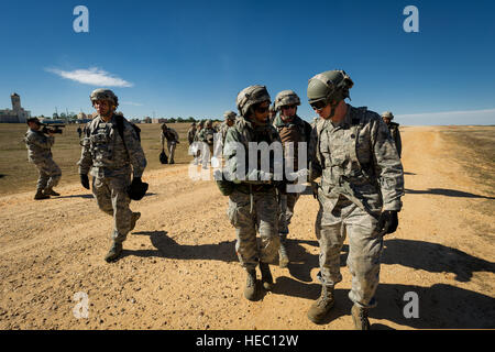 Le Lieutenant-colonel de l'US Air Force Angela Thompson, centre, un administrateur des services de santé avec le 18e Escadron d'évacuation aéromédicale, accueille un échelon avancé pendant la Joint Readiness Training Centre 14-03 domaine de l'entraînement à Fort Polk, en Louisiane, le 16 janvier 2014. L'exercice fournit des unités militaires et de personnel avec des scénarios de formation de pré-déploiement dans tous les aspects des conflits armés. (U.S. Air Force photo par le Sgt. John R. Nimmo Sr./libérés) Banque D'Images