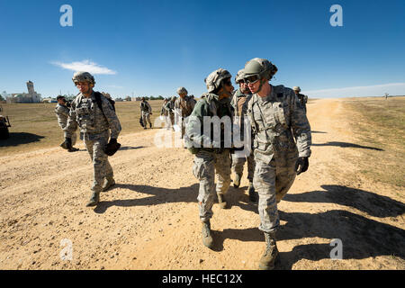 Le Lieutenant-colonel de l'US Air Force Angela Thompson, centre, un administrateur des services de santé avec le 18e Escadron d'évacuation aéromédicale, suit les membres au cours de l'échelon avancé Joint Readiness Training Centre 14-03 domaine de l'entraînement à Fort Polk, en Louisiane, le 16 janvier 2014. L'exercice a fourni des unités militaires et de personnel avec des scénarios de formation de pré-déploiement dans tous les aspects des conflits armés. (U.S. Air Force photo par le Sgt. John R. Nimmo Sr./libérés) Banque D'Images