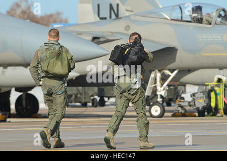 Le Major de l'US Air Force le Capitaine Tyler Barak Amundson et Clark, les deux pilotes à l'expéditionnaire 493rd Fighter Squadron, à pied de leurs avions F-15C Eagle 18 mars 2014, dans le cadre de police aérienne balte dans ?iauliai, la Lituanie. L'US Air Force a pris le commandement de la mission de police de l'air de la Baltique de l'OTAN pour une rotation de quatre mois de janvier à mai 2014. (U.S. Air Force photo par un membre de la 1re classe Dana J. Butler/libérés) Banque D'Images