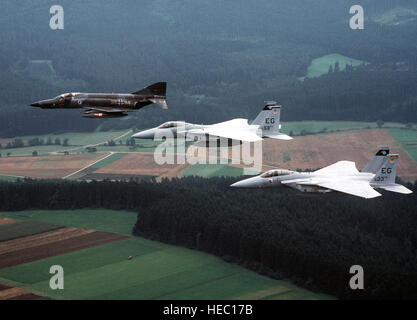 D'un avion à la vue du côté gauche d'un Allemand RF-4 Phantom II et deux avions F-15 Eagle avion en vol au-dessus de l'Allemagne lors de l'exercice Reforger- Crested Cap II. Banque D'Images