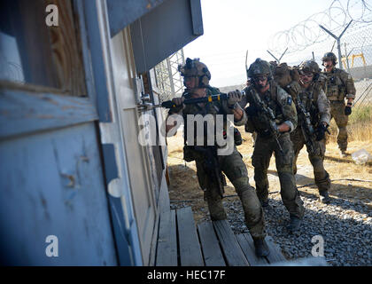 U.S. Air Force pararescuemen avec le 83e Escadron de sauvetage expéditionnaire violation un bâtiment lors d'une répétition de mission le 26 août 2014, à l'aérodrome de Bagram, en Afghanistan. Au cours de l'événement, d'aviateurs, pratiqué la violation et l'effacement d'une structure, sauvetage d'une victime simulée et quitte la région. (U.S. Photo de l'Armée de l'air par le sergent. Evelyn Chavez/libérés) Banque D'Images