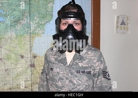 Le sergent de l'US Air Force. Michelle King, le responsable des urgences pour le 127e Escadron de génie civil, Michigan Air National Guard, porte la nouvelle M50 service commun masque à usage général le 1er décembre 2011, à la base de la Garde nationale aérienne Selfridge (Michigan), le masque a été conçu comme une amélioration par rapport aux masques à gaz en ayant un poids plus léger, un plus grand champ de vision, 24 heures de protection de l'agent chimique et biologique et d'autres caractéristiques. La distribution pour le masque a été prévu pour la formation de l'unité de janvier 2012 Assemblée générale à Selfridge pour aviateurs, avec la 127e Escadre. (U.S. Air Force photo de 1ère L Banque D'Images