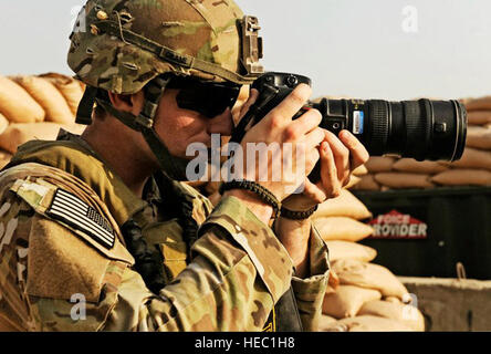 Un photographe et photojournaliste de l'armée de l'air documente les opérations de combat en Afghanistan pendant son déploiement. Le photographe a été reconnu par le système de distribution de vidéos et d'images de la Défense et le Commandement de la mobilité aérienne pour son excellence en photographie militaire. Banque D'Images