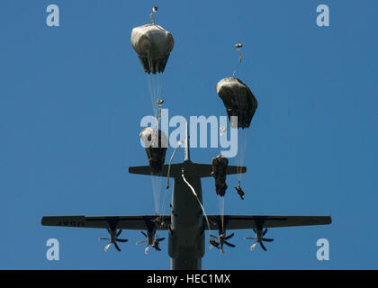 173e Brigade aéroportée de l'armée américaine et l'armée allemande 1re Brigade aéroportée parachutistes sauter d'un C-130 Hercules près de la base aérienne d'Aviano, en Italie, le 25 août 2016. Le C-130 a été à partir de la 86e Escadre de transport aérien à la base aérienne de Ramstein, en Allemagne. (U.S. Air Force photo/Senior Airman Krystal Ardrey) Banque D'Images