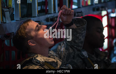 Un parachutiste de l'armée américaine du 1er bataillon, du 503e régiment d'infanterie, de la 173e brigade aéroportée se prépare à un largage aérien d'un C-130J Super Hercules au-dessus de l'Allemagne lors de l'exercice Steadfast Javelin II, un exercice dirigé par l'OTAN axé sur des opérations terrestres unifiées. Banque D'Images