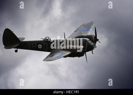 Un bombardier léger Bristol Blenheim brise les nuages au-dessus de RAF Fairford, Royaume-Uni, au cours de la Royal International Air Tattoo, 17 juillet 2015. L'Blenheim a servi comme l'un de l'élément central des manifestations commémorant le 75e anniversaire de la bataille d'Angleterre. (U.S. Photo de l'Armée de l'air par le sergent. Jarad A. Denton/libérés) Banque D'Images