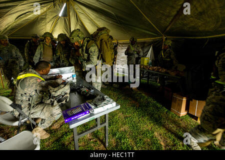 Le sergent de l'armée américaine. Jason Wright, coordonnateur du mouvement de transport, BSB 701HHC, Fort Riley, au Kansas, dans les processus de l'évacuation aéromédicale aviateurs à la zone d'atterrissage Geronimo au cours Joint Readiness Training Centre 14-05 rotation, Fort Polk, en Louisiane, le 14 mars 2014. Les membres du service au JRTC 14-05 sont éduqués dans la lutte contre les soins aux patients et l'évacuation aéromédicale dans un environnement de combat simulé. (U.S. Air Force photo par le Sgt. John R. Nimmo Sr./libérés) Banque D'Images