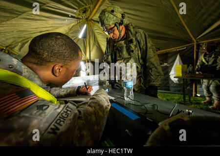 Le sergent de l'armée américaine. Jason Wright, coordonnateur du mouvement de transport, BSB 701HHC, Fort Riley, au Kansas, dans-processus U.S. Air Force Le Major John Funke à zone d'atterrissage Geronimo au cours Joint Readiness Training Centre 14-05 rotation, Fort Polk, en Louisiane, le 14 mars 2014. Les membres du service au JRTC 14-05 sont éduqués dans la lutte contre les soins aux patients et l'évacuation aéromédicale dans un environnement de combat simulé. Funke est une infirmière clinique avec la 81e Groupe médical, base aérienne de Keesler, au Mississippi (États-Unis Air Force photo par le Sgt. John R. Nimmo Sr./libérés) Banque D'Images