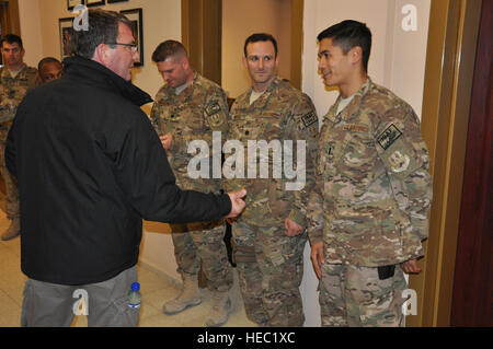 M. Ashton Carter, sous-secrétaire américain de la défense, accueille 455 e Escadre expéditionnaire de la membres de l'office du personnel lors d'un Thanksgiving day journée visite à Bagram, en Afghanistan, l'Air le 28 novembre 2013. Banque D'Images