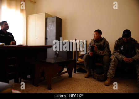 1er de l'armée américaine. Le Lieutenant Erik Kifune, du 1er Bataillon, 5e Régiment d'infanterie, 1ère Stryker Brigade Combat Team, 25e Division d'infanterie, et son interprète rencontrez avec l'Iraq, les responsables de la police de la ville de Buhrizf, l'Iraq, le 27 avril. Banque D'Images