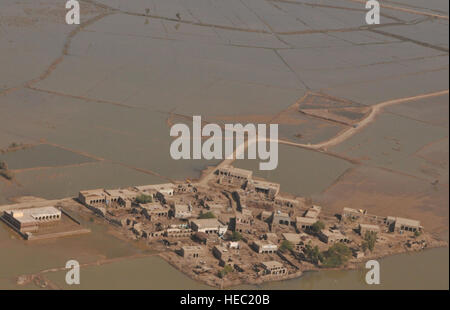 Un petit village près de Pano Aqil cantonnement, Pakistan, reste essentiellement entouré par l'eau du 12 octobre après l'inondation qui a commencé fin juillet. Le Corps des Marines américains' 15e et 26e Marine Expeditionary unités ont été CH-46 Sea Knight et CH-53 Super Stallion hélicoptères dans la province de Sindh depuis début septembre ce qui porte secours à ceux qui en ont besoin. Depuis les opérations de secours ont commencé aux États-Unis, des hélicoptères militaires américains ont transporté plus de 16 millions de livres de provisions et ont évacué plus de 22 000 personnes. Banque D'Images