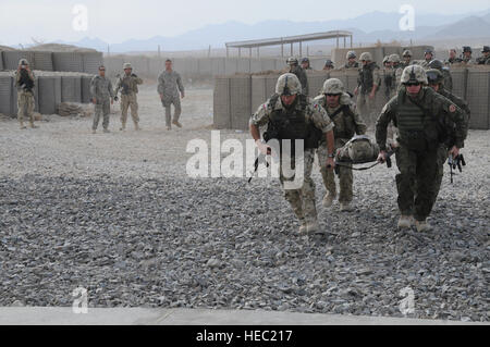 Les membres de la pratique d'infanterie polonaise du chargement d'un patient sur un hélicoptère UH-60 au cours de la formation qui leur est donné par l'appui général Aviation Battalion infirmiers vol sur la base d'opération avancée Ghazni, Afhganistan. La formation des infirmiers effectués avec le Polish pour enseigner la procédure appropriée sur le chargement et déchargement de patients sur un hélicoptère UH-60. (Photo par le Sgt Tech de l'US Air Force. Rebecca F. Corey) Banque D'Images