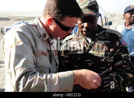 110427-F-XM360-021 ARANDIS, Namibie (27 avril 2011) - NEM Maître technicien, premier maître de la Marine américaine Justin Berlien (à gauche), l'unité mobile de destruction des engins explosifs (11 EODMU-11), Combined Joint Task Force-Horn of Africa, coordonne les fréquences radio avec la Force de défense de la Namibie Le Capitaine NEM Ferdinard Fillemon durant la démolition procédures d'initiation le 27 avril. Des radios ont été utilisés comme principal moyen de communication pour assurer la sécurité au cours d'une gamme séminaire de formation mixte dans lequel les techniciens EOD de la marine américaine ont partagé leurs compétences avec leurs homologues namibiens. (U.S. Air Force photo par le Sgt Banque D'Images