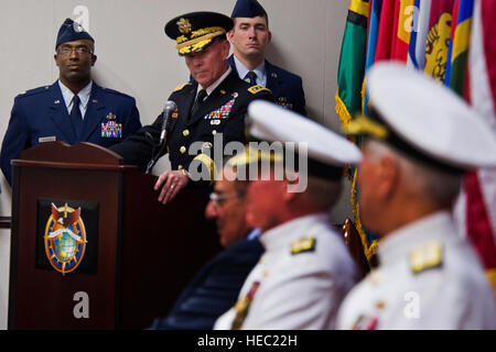 Le général de l'armée E. Martin Dempsey, chef d'état-major interarmées faire un discours pendant la américaines du Pacifique, cérémonie de passation de commandement de la Marine où Adm. Robert F. Willard a quitté le commandement de la Marine à adm. Samuel J. Locklear, III, 9 mars 2012, à Camp HM Smith à Honolulu, Hawaï. (Département de la Défense photo de haute technologie de l'US Air Force. Le Sgt. Michael R. Holzworth/libérés) Banque D'Images