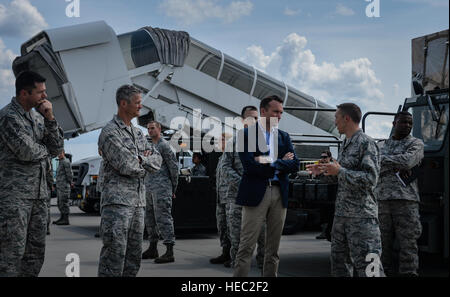 Le s.. Christopher Spratt, 721e Escadron aérien fret Port superviseur du traitement, décrit les capacités du 721e APS au sous secrétaire de l'Armée de l'air Eric Fanning, sur la base aérienne de Ramstein, en Allemagne, le 6 août 2014. Fanning a visité la zone de KMC lors d'un séjour de plusieurs jours l'affichage de plusieurs aspects de la capacité stratégique permet de Ramstein. (U.S. Air Force photo/Jordanie Castelan Navigant de première classe) Banque D'Images