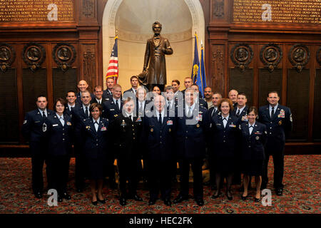 Philadelphie, Pennsylvanie -- Les forces armées Conseil de l'Union League de Philadelphie célèbre le 63e anniversaire de l'United States Air Force, Septembre 15, 2010. Aviateurs de Willow Grove Joint Air Station de réserve et joint Base McGuire-Dix-Lakehurst étaient présents pour la célébration où l'aumônier (Maj. Gen.) Cecil R. Richardson, chef d'aumôniers pour l'US Air Force, a prononcé le discours principal. (U.S. Air Force photo par TSgt Laura K. Deckman)(1992) Banque D'Images