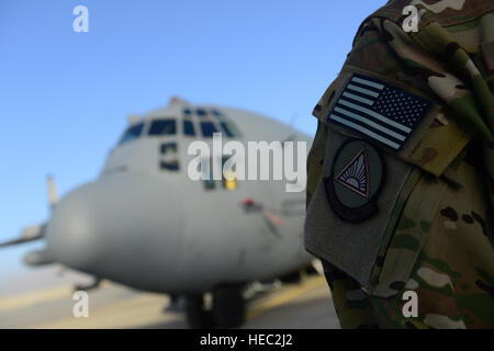 Un pilote américain lors de la 41e Escadron expéditionnaire de combat électronique, se tient à côté d'une EC-130H Compass Call avion à l'aérodrome de Bagram, en Afghanistan, le 12 septembre 2014. Le premier fournit les CEE 41 contre-attaque électronique de communications intégrées. L'unité a effectué 6 600 sorties et 38 000 heures à l'appui de l'opération Enduring Freedom. (U.S. Photo de l'Armée de l'air par le sergent. Evelyn Chavez/libérés) Banque D'Images