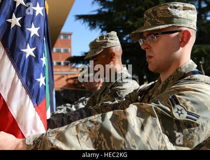 U.S. Air Force d'un membre de la 1re classe Joshua Sharer, 31e Escadre de chasse honneur guardsman, posts les couleurs au cours de la pratique, le 8 avril 2015, à la base aérienne d'Aviano, en Italie. Les membres de la garde d'honneur doit afficher l'apparence exceptionnelle, militaires et d'un roulement motivé l'attitude. (U.S. Air Force photo par un membre de la 1re classe Deana Heitzman/libérés) Banque D'Images